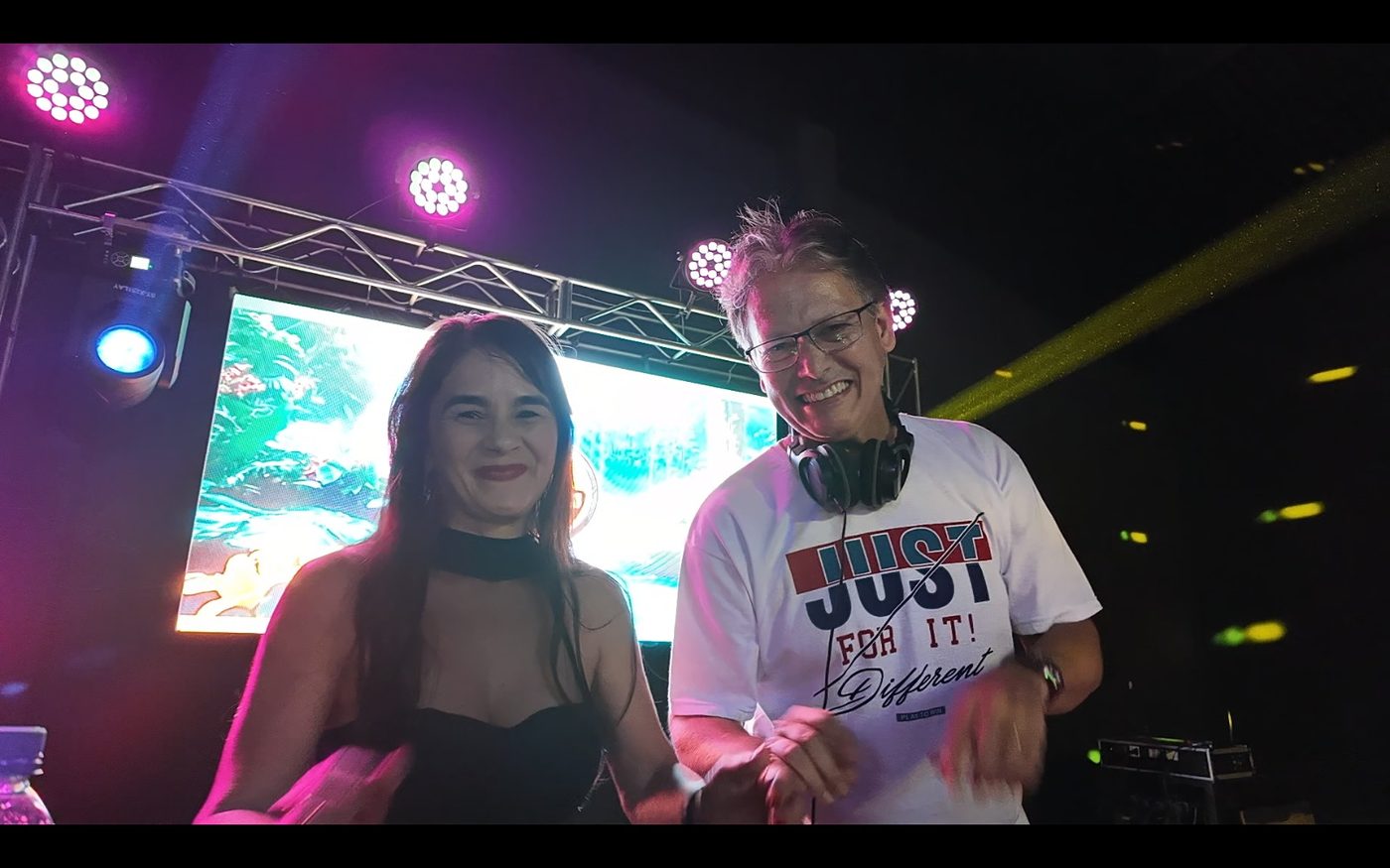 Sandra e Adelino, o Duo MegaDJ, em apresentação ao vivo