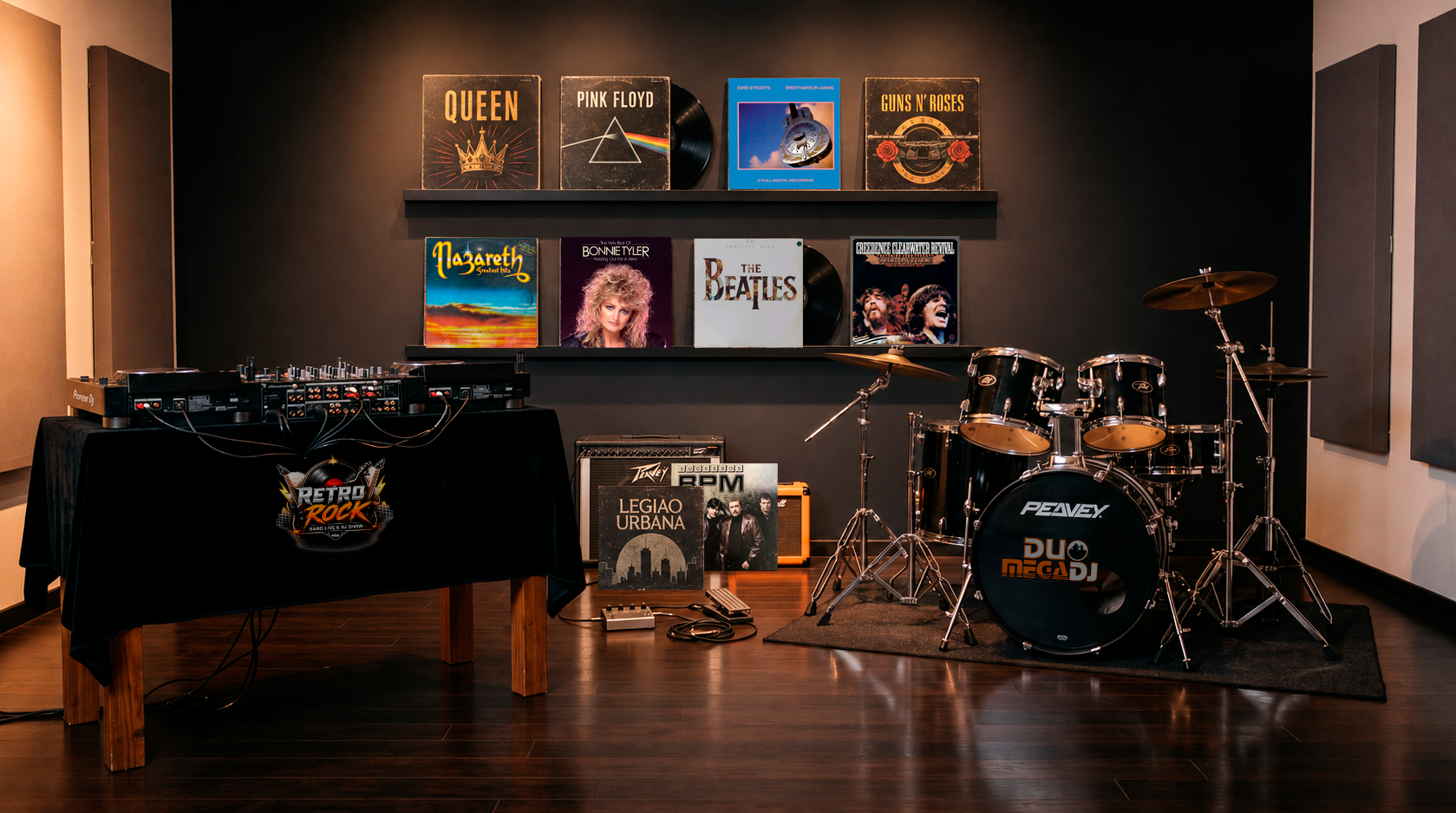 Palco do Retrô Rock com equipamento de DJ e bateria lado a lado